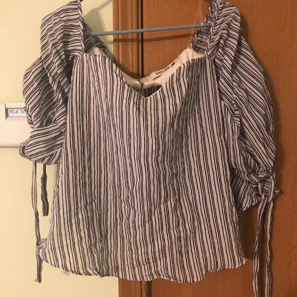 Off the shoulder tie sleeve shirt